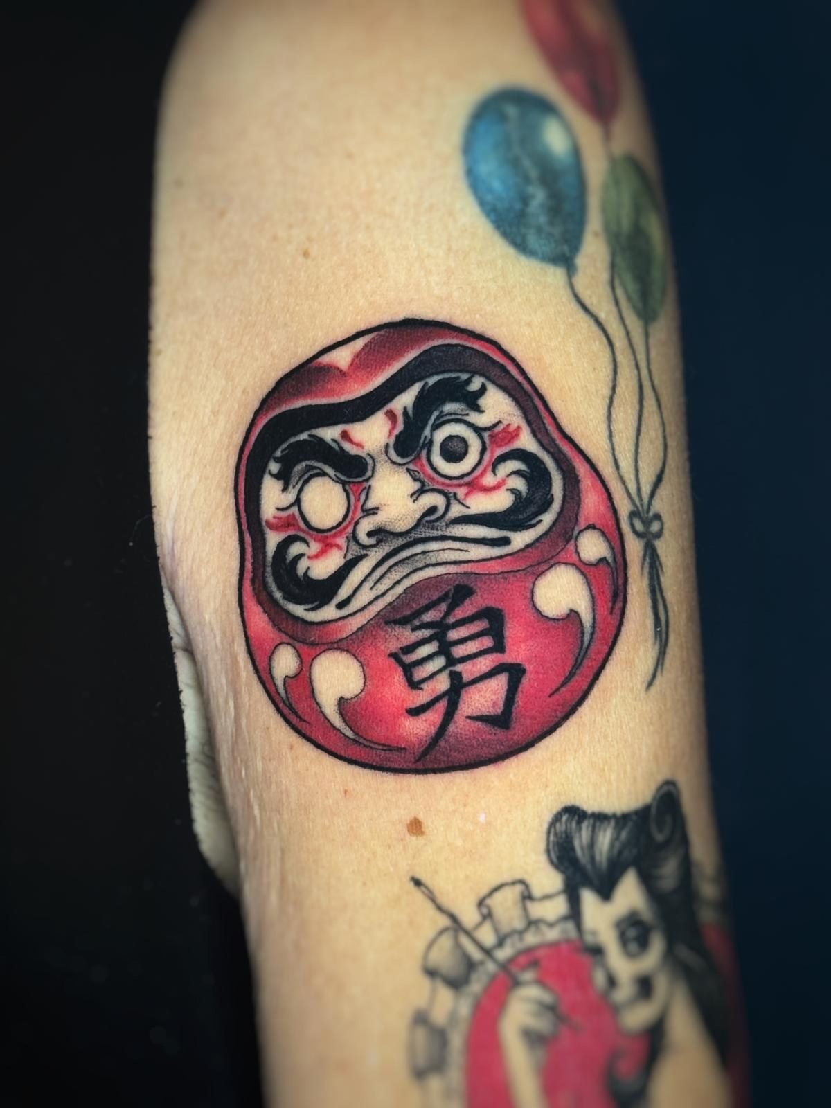 Daruma rojo y globos