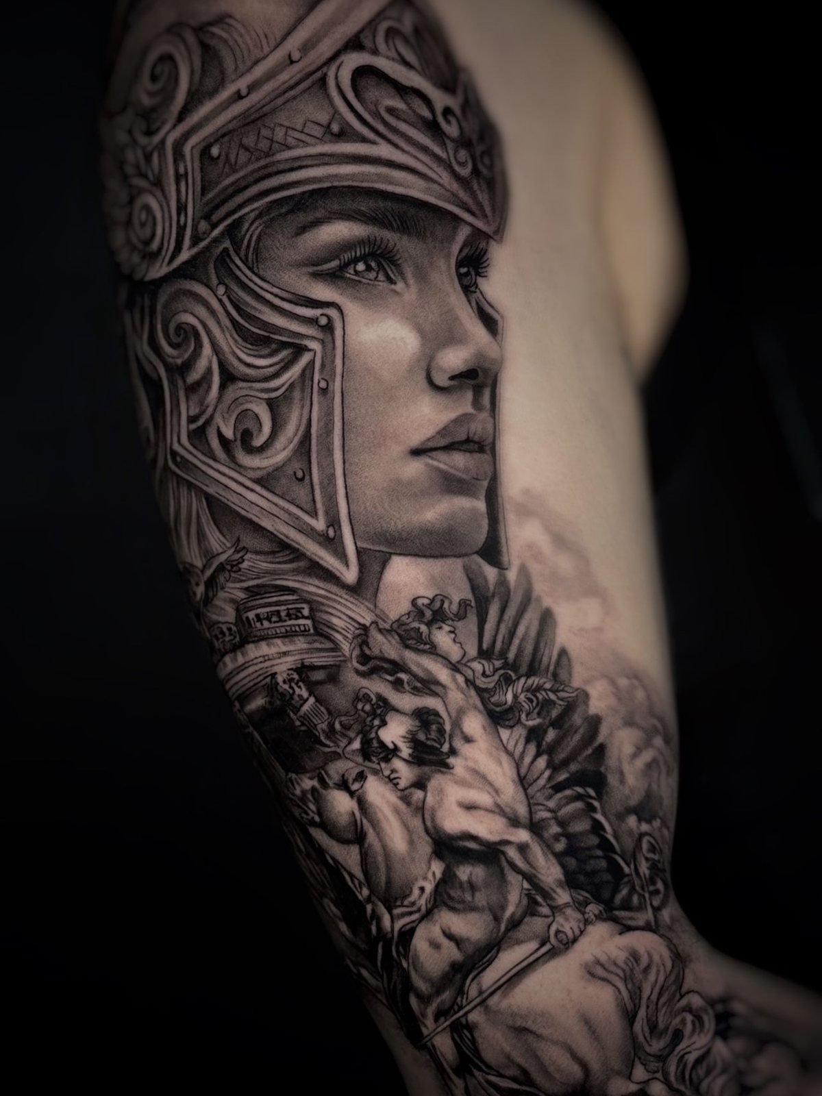 Retrato de guerrera con casco